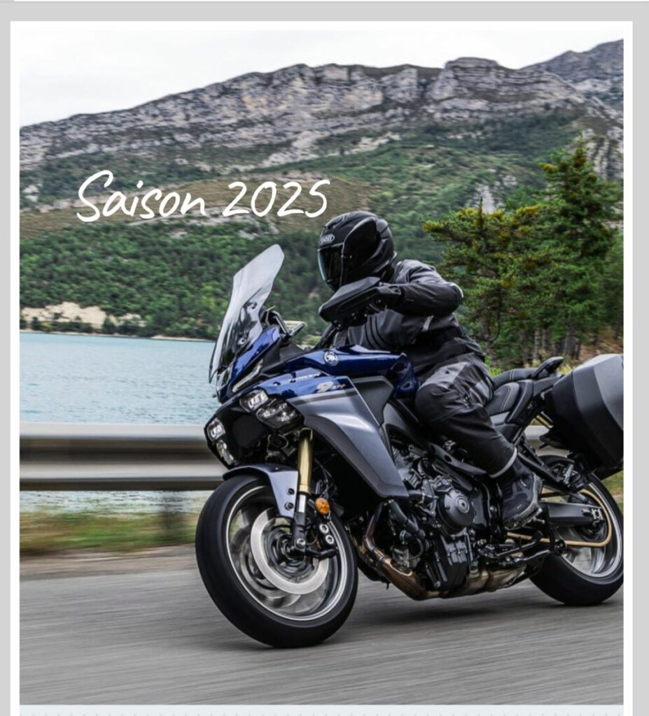 Peut être une image de 1 personne, moto, route et texte