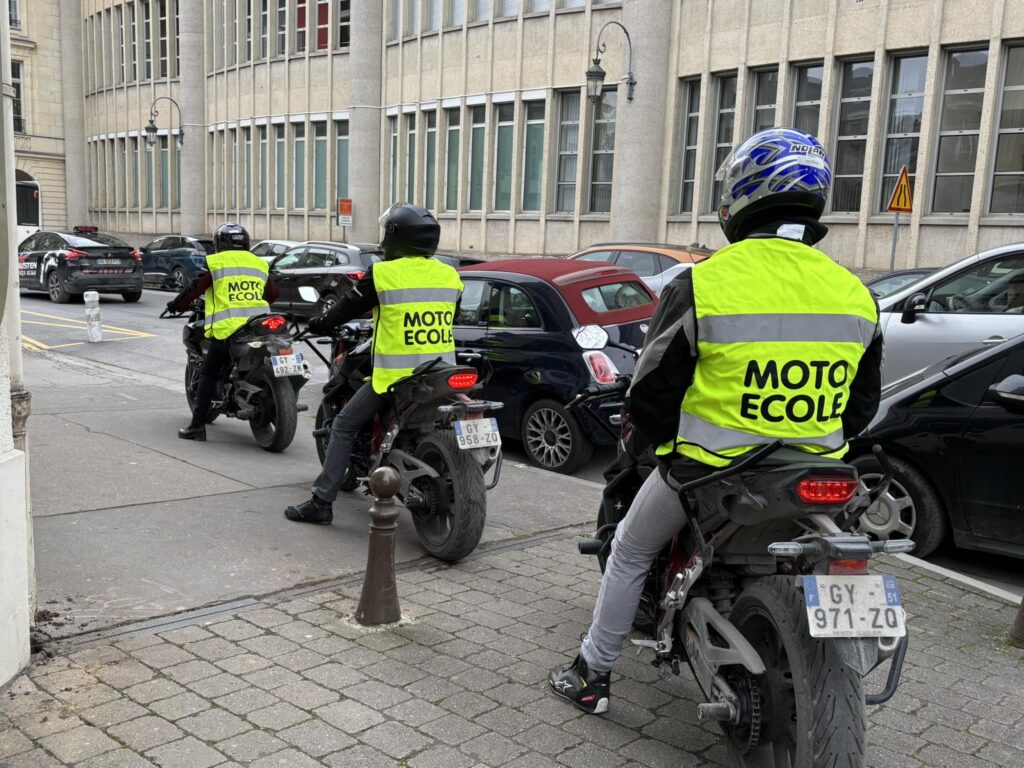Peut être une image de 2 personnes, scooter, moto et texte