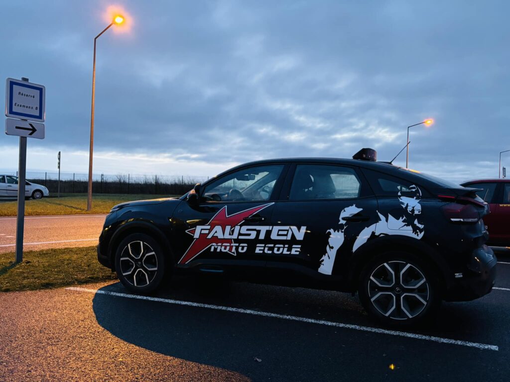 Peut être une image de voiture et texte