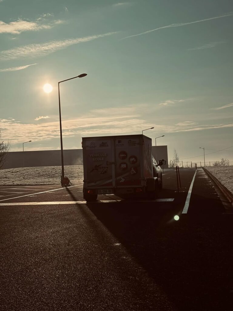 Peut être une image de crépuscule, route et rue